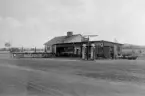 Gustafs. Gustafs, kiosk. Skyltar med text: Marabo mjölkchoklad; Esso; Cloetta  mjölk.