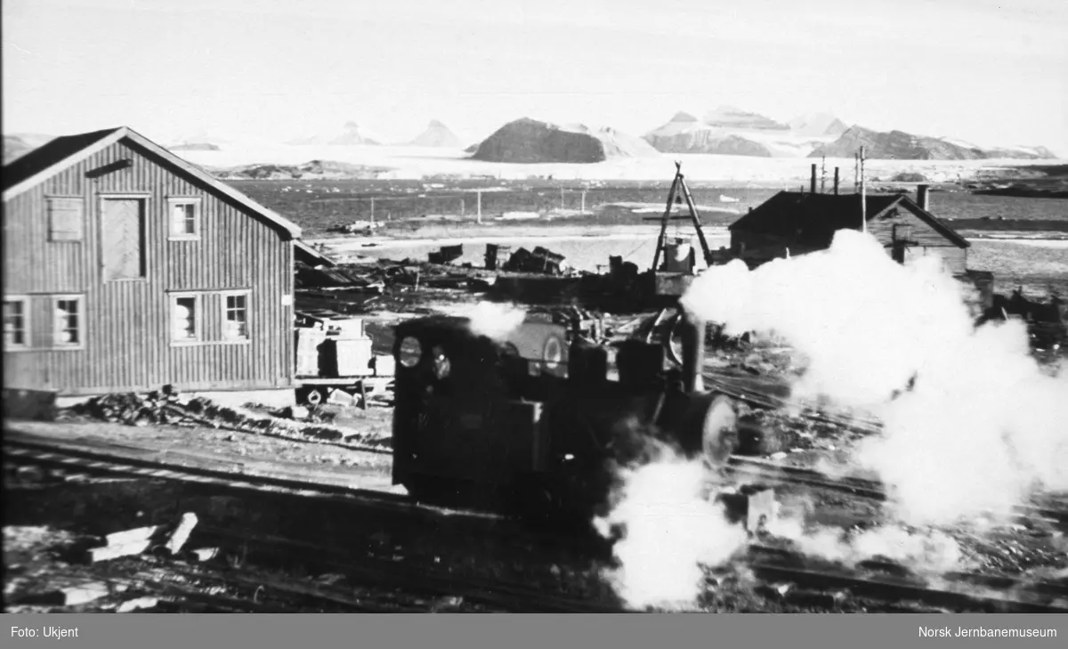 Publiseres ikke. Samme bilde som JMF-FWN-1061
Damplokomotiv tilhørende Kings Bay Kull Comp. i Ny-Ålesund