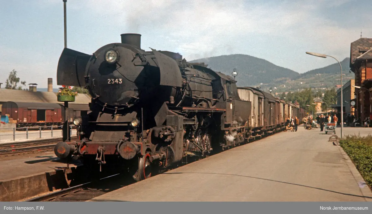 Damplokomotiv type 63a nr. 2343 med sydgående godstog, tog 5704, på Lillehammer stasjon