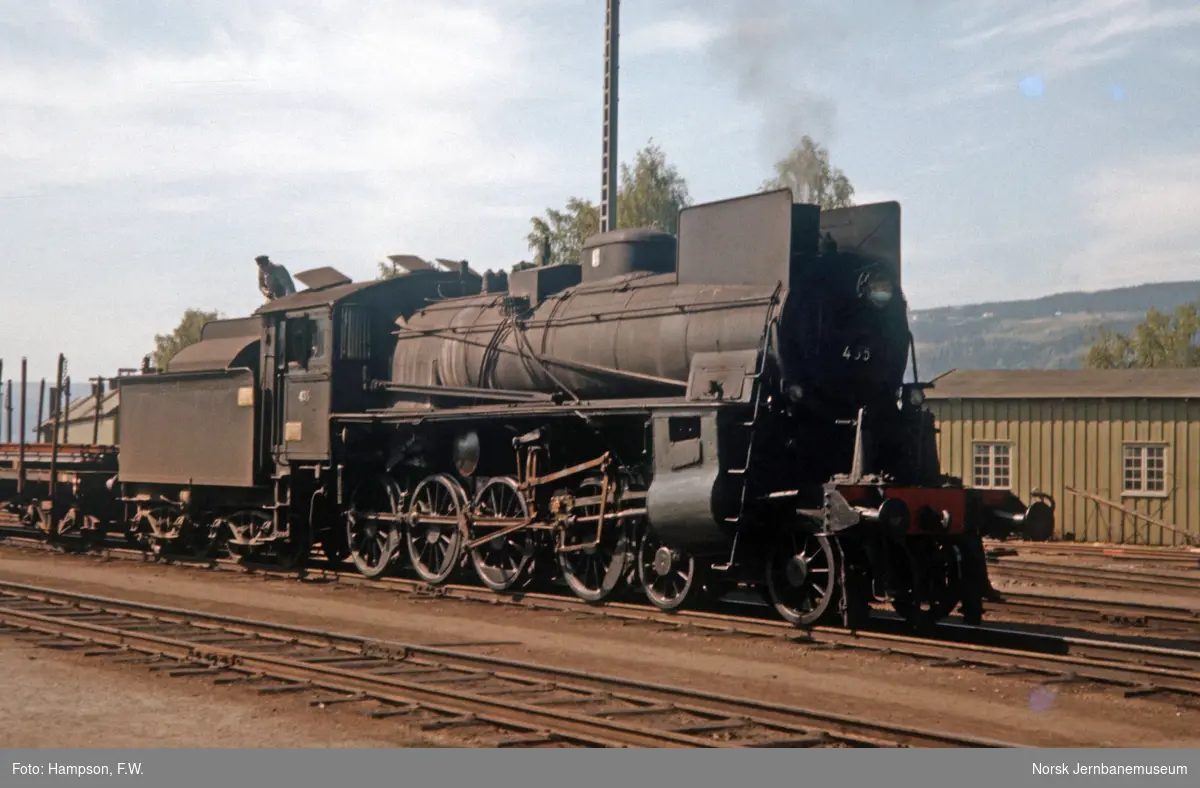 Damplokomotiv type 26c nr. 435 med godstog på Lillehammer stasjon