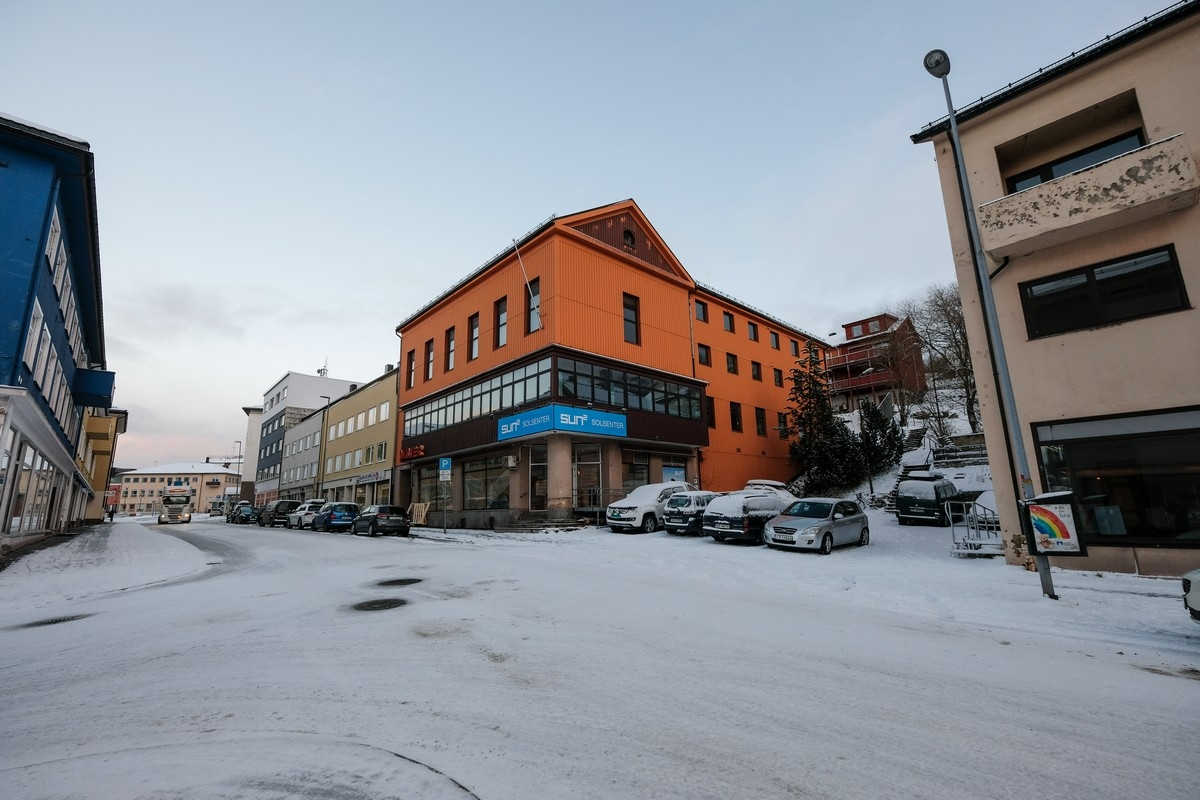 Eksteriør. Mimergården midt på med solstudio i første etasje. Foto i forb m nybyggg. 20. november 2020. Dronningens gate 44 Mimer.
Våren 1931 begynte byggingen av Losje Mimers bygg. Huset sto ferdig i 1932. (Ytreberg, Nils A.: Narviks historie. Bind 2 s 212)

"Mimer-gården" var eid av IOGT-losje Mimer. Gården brant under krigen, og gjenoppbyggingen tok til i 1945. Huset er bygd av tegelsten og klarte seg bra gjennom begge brannene selv om alt innvendig gikk med. Før krigen hadde Trygve Nossung manufakturforetning i første etage. I andre var det restaurant og i tredie etage var det møtelokaler. Dessuten inneholdt huset betjeningsrum og kontorer. (Kilde: Gamlenarvik)