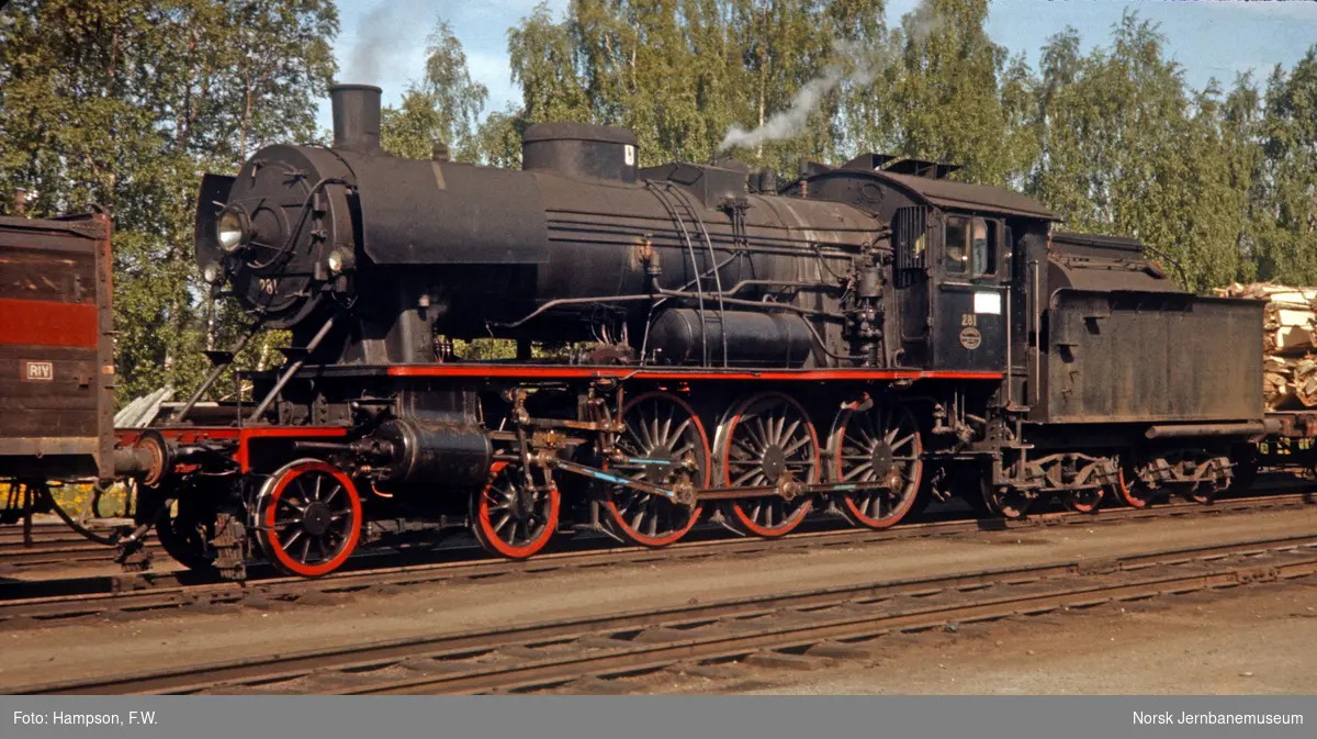 Damplokomotiv type 30a nr. 281 med godstog på Lillehammer stasjon