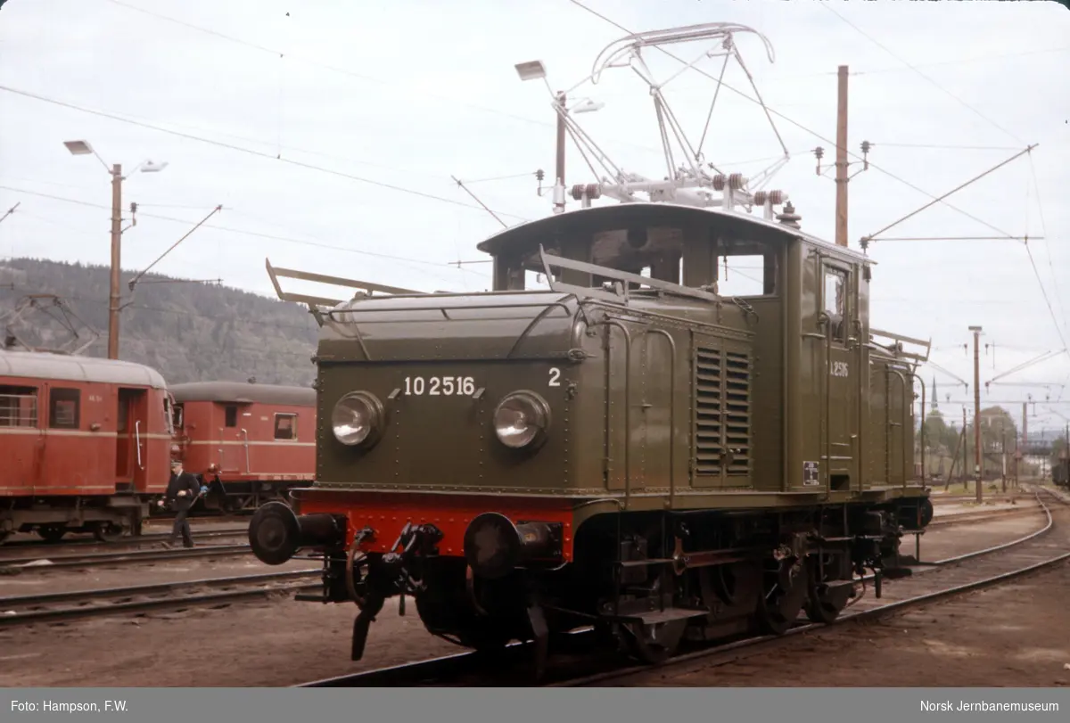 Elektrisk lokomotiv El 10 2516 utenfor lokomotivstallen på Sundland i Drammen