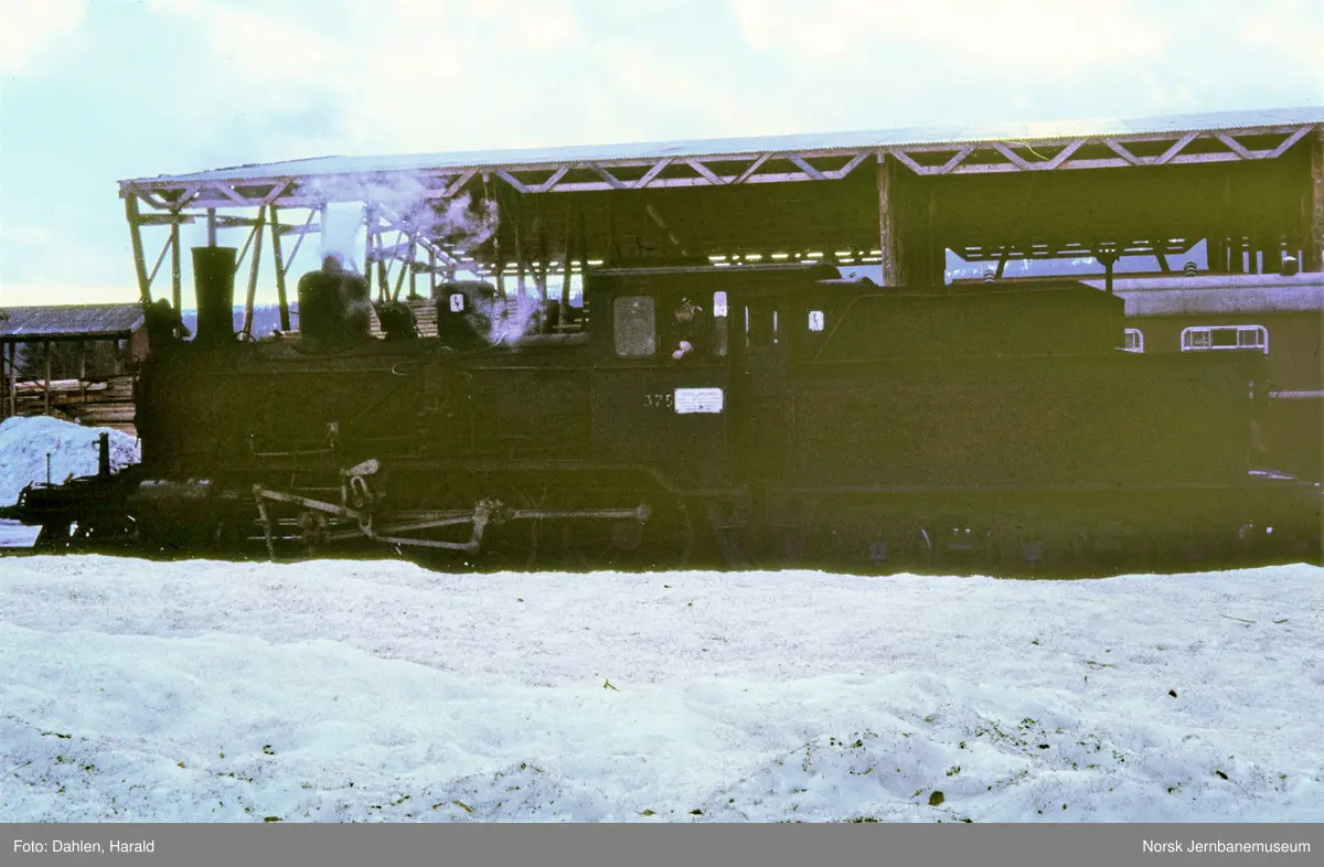 Damplokomotiv 21c nr. 375 med tog fra Rødberg til Kongsberg på Flesberg stasjon