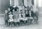 Irsta sn.
Elever och lärare i Trastbo skola i Gäddeholm, 1918.