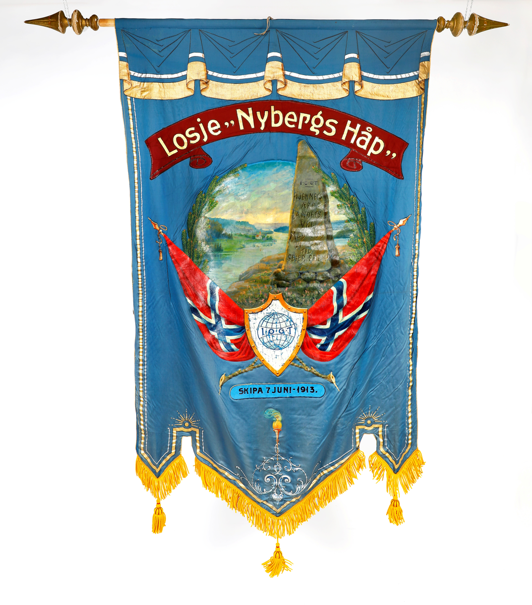 Norske flagg, fjord og bauta