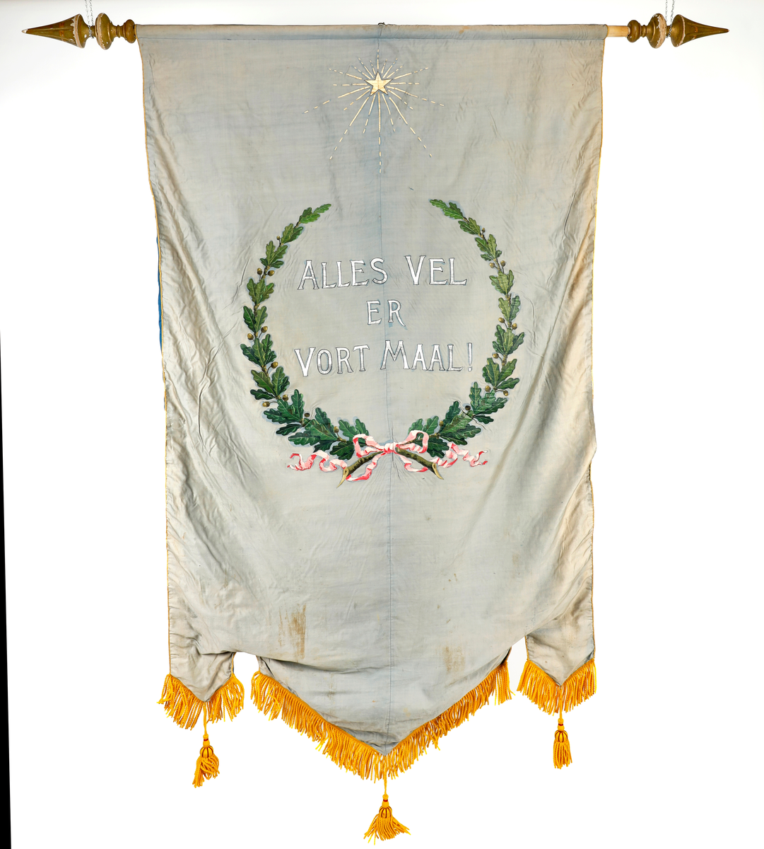 Norske flagg, fjord og bauta