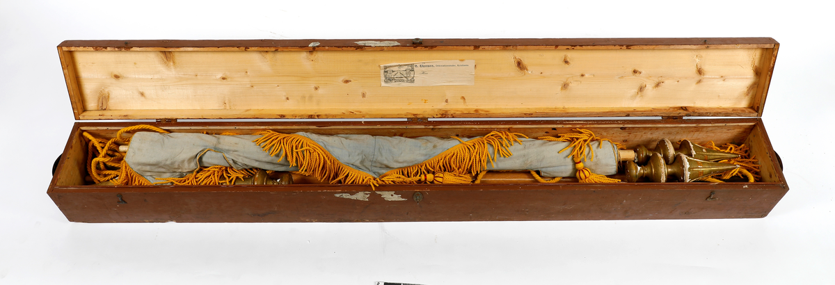 Norske flagg, fjord og bauta