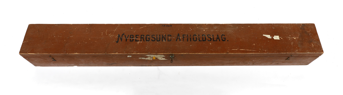 Norske flagg, fjord og bauta