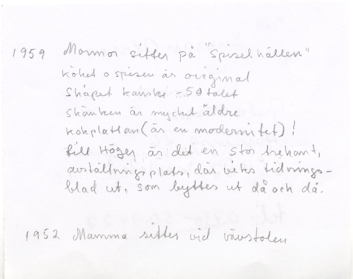 Stickade tumvantar i rött och svart ullgarn. Rutmönstrad hand med randig mudd. På högervanten, 38 949:1, ett hål i tumvecket som är ihopsytt med sytråd, på vänstervanten, 38 949:2, ett hål i mudden.