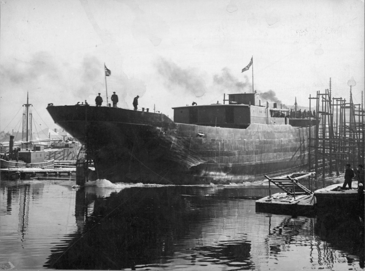 D/S Fager (b.1916, Trondhjems mek. Verksted, Trondhjem) ved sjøsetting
