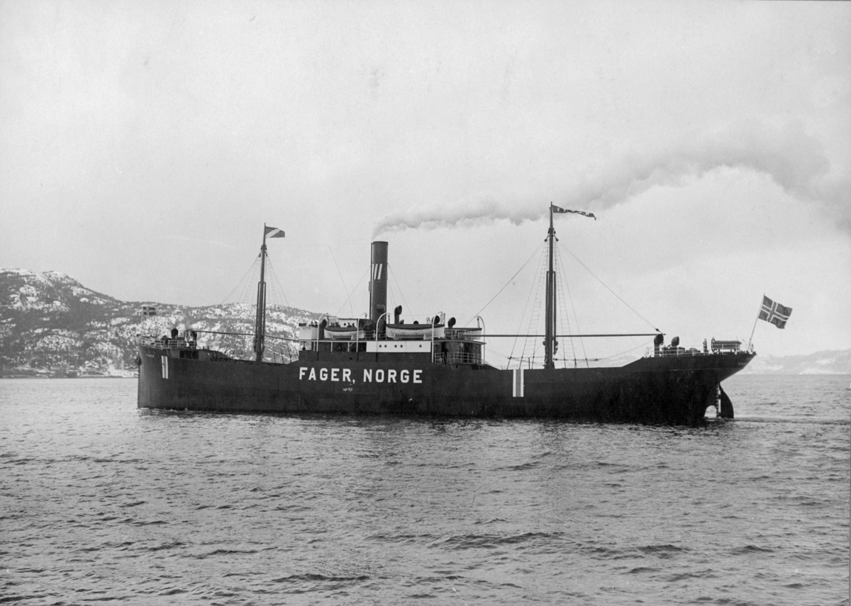 D/S Fager (b.1916, Trondhjems mek. Verksted, Trondhjem) i sjøen
