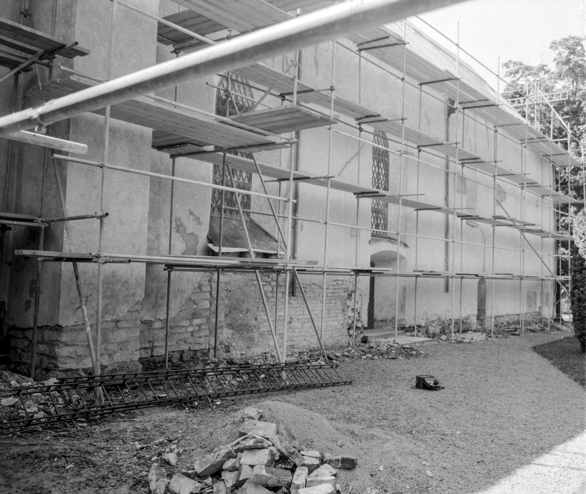 Mot slutet av 1960-talet hade brister på Askebys medeltida klosterkyrka nått den grad att en restaurering var oundviklig. Tre områden kunde definieras i kyrkans rötskadade brädtak, sprickor i rappningen och att grundmuren vittrade orsakat av tidigare pålagd cementputs. Våren 1969 kunde arbetet påbörjas under ledning av ingenjör Ture Jangvik och byggmästare Bengt Källström.