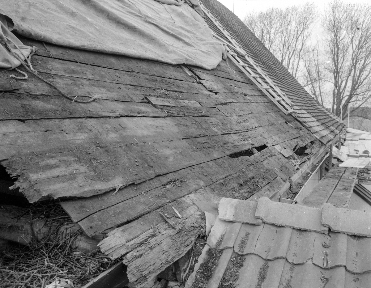 Mot slutet av 1960-talet hade brister på Askebys medeltida klosterkyrka nått den grad att en restaurering var oundviklig. Tre områden kunde definieras i kyrkans rötskadade brädtak, sprickor i rappningen och att grundmuren vittrade orsakat av tidigare pålagd cementputs. Våren 1969 kunde arbetet påbörjas under ledning av ingenjör Ture Jangvik och byggmästare Bengt Källström.
