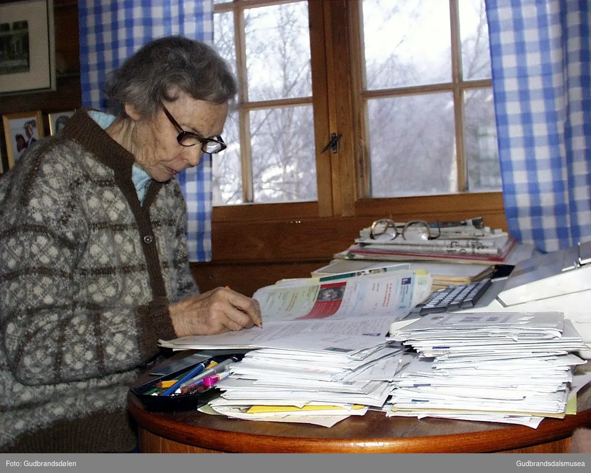 Aslaug Høydal (1916-2007) ved arbeidsbordet i Løyndebru