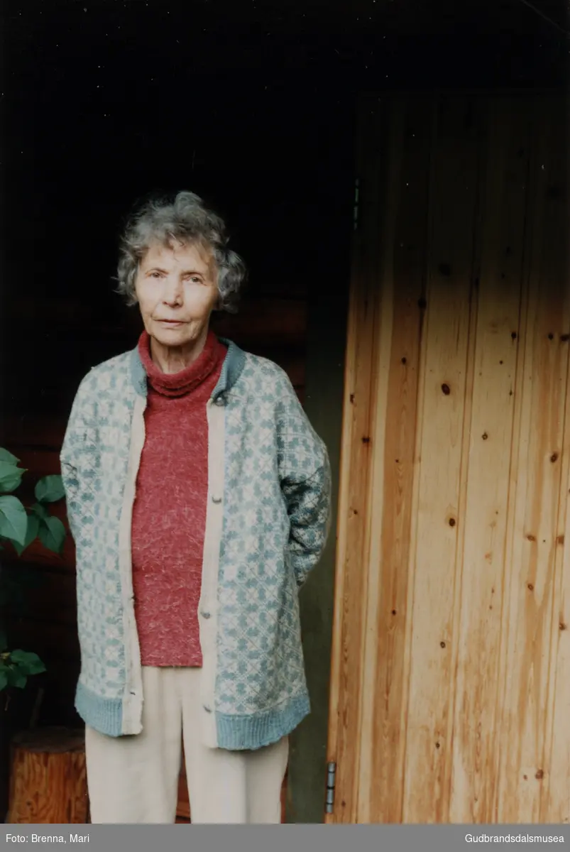 Aslaug Høydal (1916-2007 i døra på Løyndebru