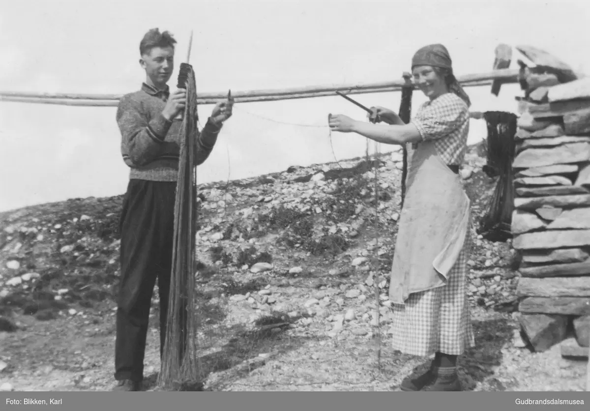 Ola Løkken (f. 1917) og Anne Dalen (f. 1909 g. Blikken) greier garn ved Blikkebua