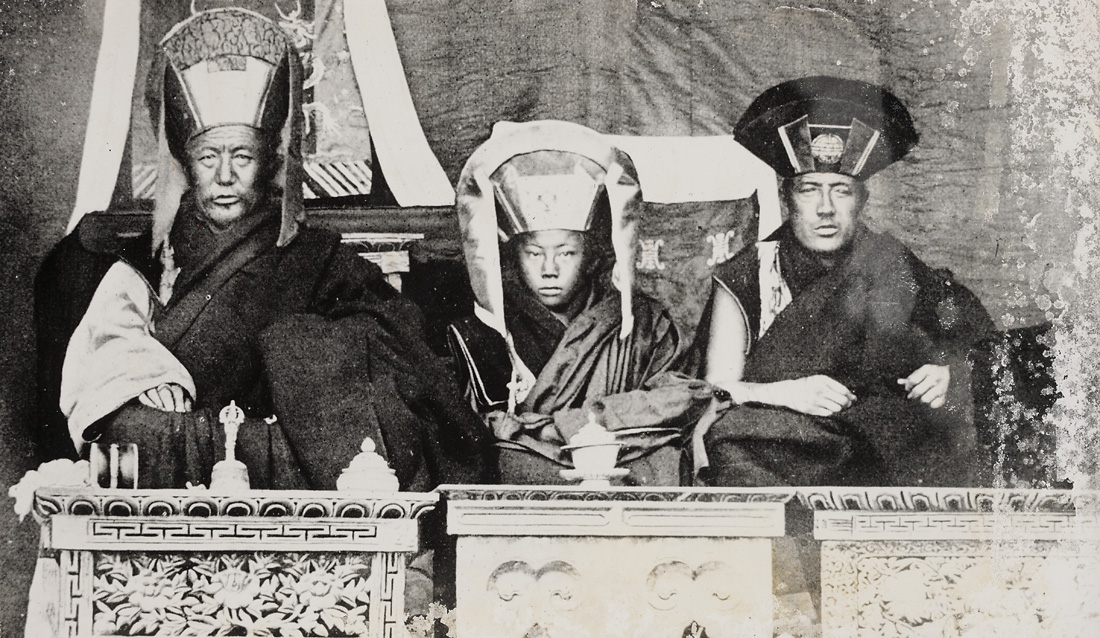 Tre "Levende Buddhaer". Fotografier samlet inn i forbindelse med Elisabeth Meyers reise til India 1932-33.