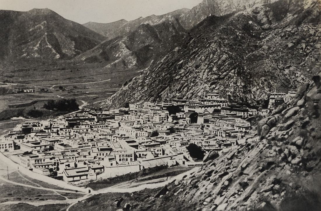 Oversiktsfotografi over Sera klosteret. Lhasa, Tibet. Muligens er dette et reprofotografi fra postkort. Fotografi samlet inn i forbindelse med Elisabeth Meyers reise til India 1932-33.