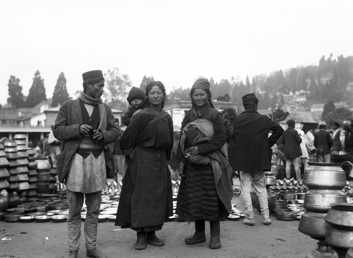 To Tibetanske kvinner og en mann. Fotografi tatt i forbindelse med Elisabeth Meyers reise til India 1932-33.