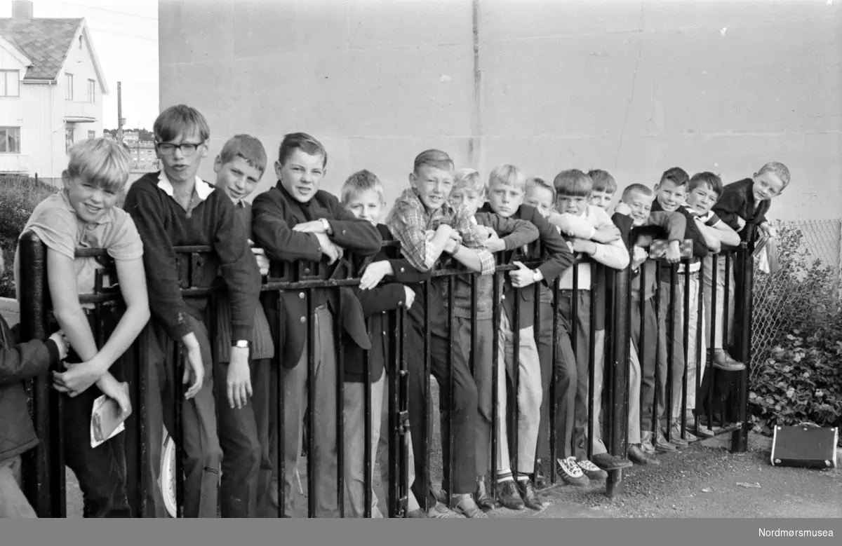 Fotoserie i følge negativholder: "Første skoledag på Innlandet." Foto dateres til august 1966. Fra Romsdalspostens arkiv.