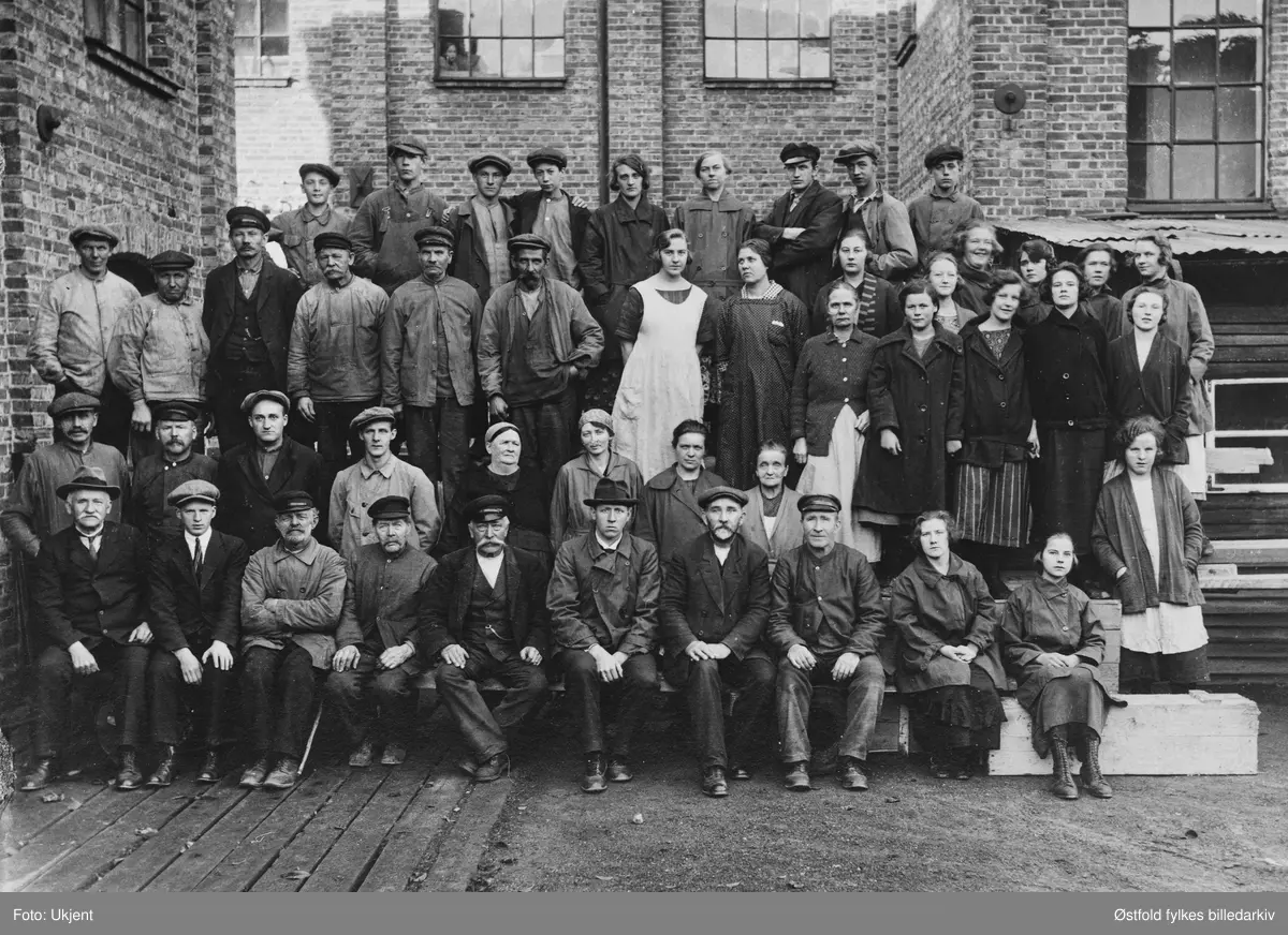 Arbeidsstokken ved Haldens bomullspinnerii og veveri ca. 1925.
Nr. 5 i andre rekke: Augusta Bergquist.
