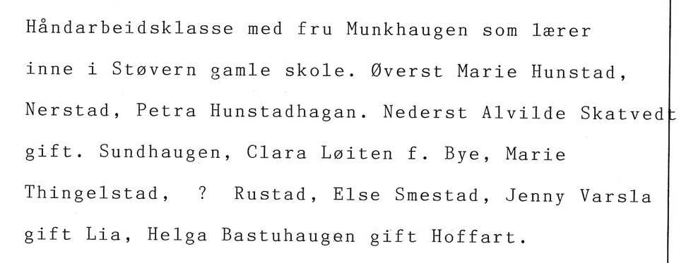 Håndarbeidsklasse ved Støvern gamle skole, med fru Munkhaugen som lærer. Uten år, trolig rundt 1915-20.