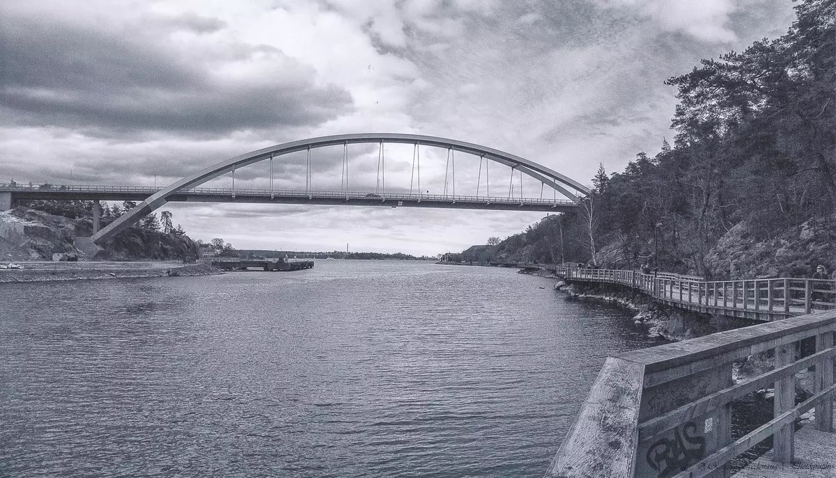 Svindersviksbron mellan Ryssbergen och Kvarnholmen invigdes i juni 2016 och är tillsammans med Ryssbergstunneln en del av Kvarnholmsförbindelsen. Bilden är tagen från Nacka strandpromenad. 
