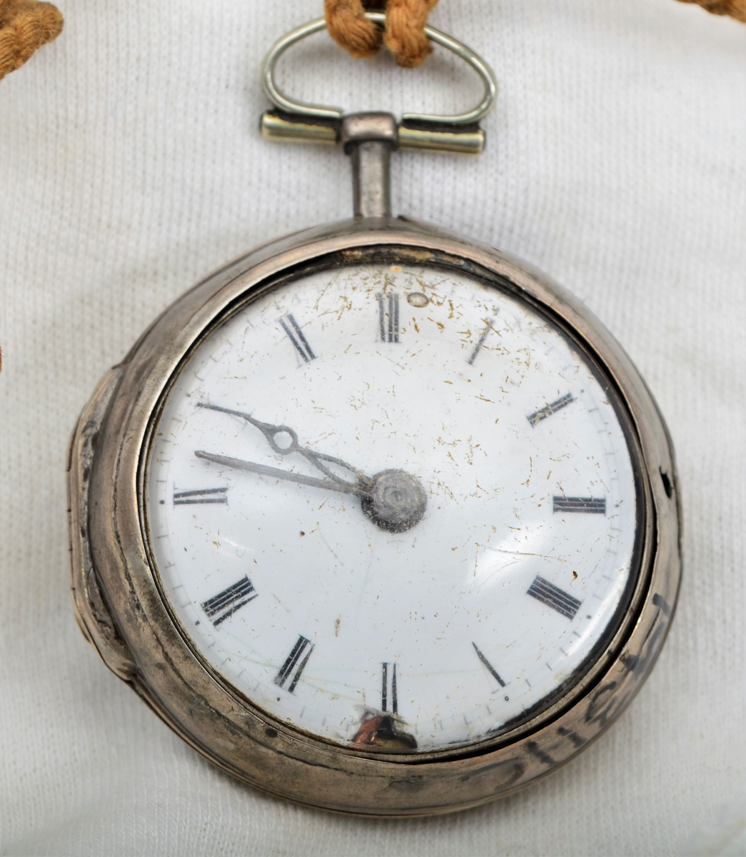 Del A og Del B, frå Martin Sælid sin handskrivne katalog:
"Bøigd [sveipa] treeske, til og ha småting, som knappar, nåler, ringar og liknande i. Den er bøygd med svidde ornament. Kveilen er sauma saman med tåg [tæger]. Den er 4,5 cm høg utan låk, er 8,5 cm utvendig mål over opningen. Låket er 2,4 høgt og 9,3 cm tversover. Den er truleg laga av Ole Gulbrandsen Haugen (Øsjemakar'n) Eg har den etter min far Per J. Sælid"

Del C, Frå Martin Sælid sin handskrivne katalog:
"Lommeur (Lommeklokke), sylinder med 10 steinar. Den er fraa ca 1890-åra og eg fek den av min far i 1913, då var den gamal og velbrukt. Det er nøkkeltrekk med sølvkasse"

Del D, Frå Martin Sælid sin handskrivne katalog:
"Lommeur (lommeklokke), spindelur (engelsk arbeid) med sølvkasse og vara kasse i sylv. Talskiva har romertal, har visarar av stål, utan sekundvisar. Like ved haspen har den gangjern [hengsle] so heile innretningaen kan slåast upp. Det er ein liten sølvtapp på venstre sida for opning av vara kassa."

I tillegg ligg det to metallkjeder i boksen. Den eine er sund og i tre deler.