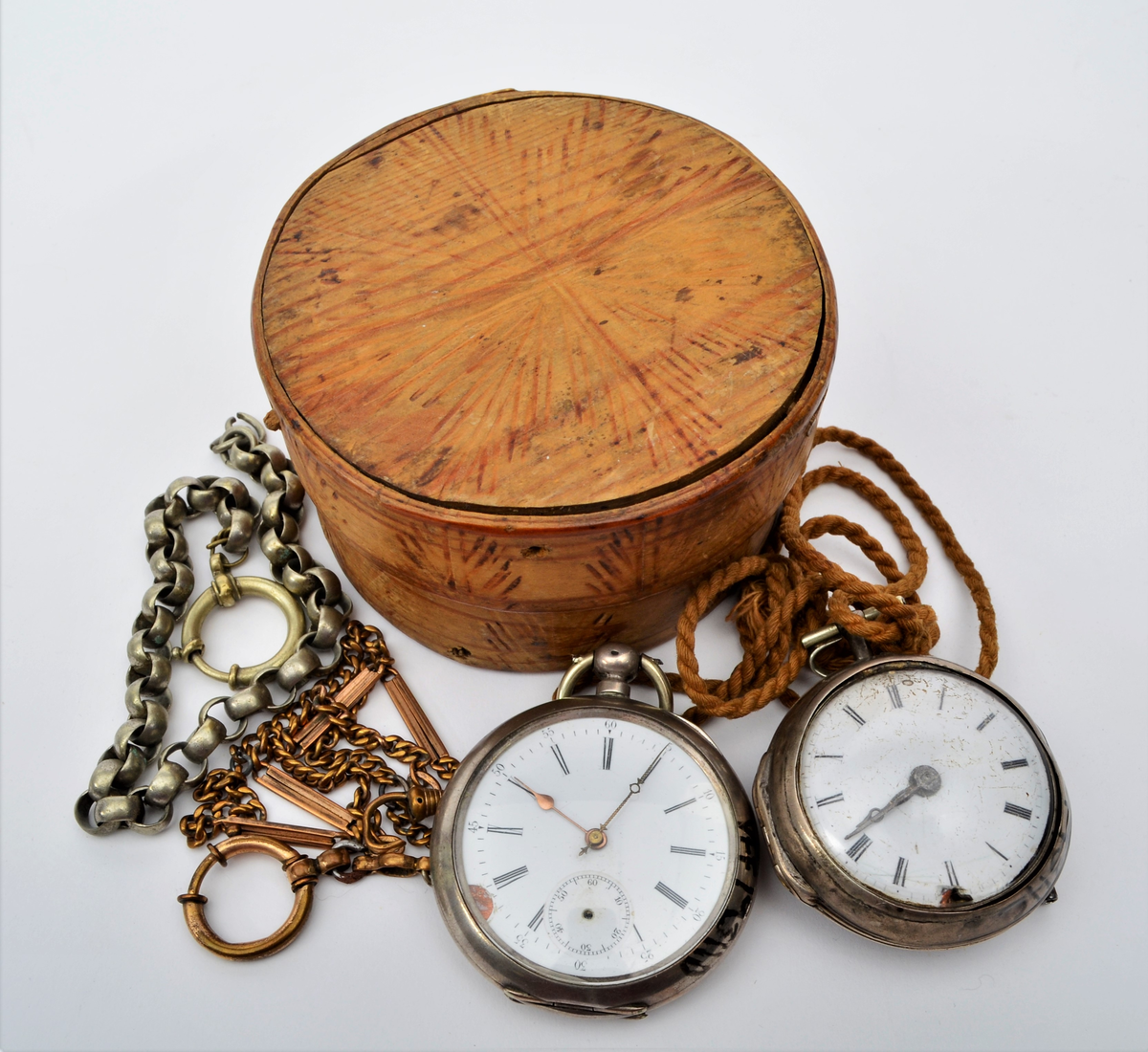 Del A og Del B, frå Martin Sælid sin handskrivne katalog:
"Bøigd [sveipa] treeske, til og ha småting, som knappar, nåler, ringar og liknande i. Den er bøygd med svidde ornament. Kveilen er sauma saman med tåg [tæger]. Den er 4,5 cm høg utan låk, er 8,5 cm utvendig mål over opningen. Låket er 2,4 høgt og 9,3 cm tversover. Den er truleg laga av Ole Gulbrandsen Haugen (Øsjemakar'n) Eg har den etter min far Per J. Sælid"

Del C, Frå Martin Sælid sin handskrivne katalog:
"Lommeur (Lommeklokke), sylinder med 10 steinar. Den er fraa ca 1890-åra og eg fek den av min far i 1913, då var den gamal og velbrukt. Det er nøkkeltrekk med sølvkasse"

Del D, Frå Martin Sælid sin handskrivne katalog:
"Lommeur (lommeklokke), spindelur (engelsk arbeid) med sølvkasse og vara kasse i sylv. Talskiva har romertal, har visarar av stål, utan sekundvisar. Like ved haspen har den gangjern [hengsle] so heile innretningaen kan slåast upp. Det er ein liten sølvtapp på venstre sida for opning av vara kassa."

I tillegg ligg det to metallkjeder i boksen. Den eine er sund og i tre deler.