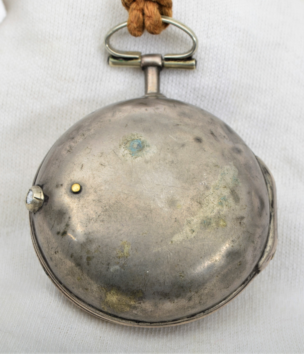 Del A og Del B, frå Martin Sælid sin handskrivne katalog:
"Bøigd [sveipa] treeske, til og ha småting, som knappar, nåler, ringar og liknande i. Den er bøygd med svidde ornament. Kveilen er sauma saman med tåg [tæger]. Den er 4,5 cm høg utan låk, er 8,5 cm utvendig mål over opningen. Låket er 2,4 høgt og 9,3 cm tversover. Den er truleg laga av Ole Gulbrandsen Haugen (Øsjemakar'n) Eg har den etter min far Per J. Sælid"

Del C, Frå Martin Sælid sin handskrivne katalog:
"Lommeur (Lommeklokke), sylinder med 10 steinar. Den er fraa ca 1890-åra og eg fek den av min far i 1913, då var den gamal og velbrukt. Det er nøkkeltrekk med sølvkasse"

Del D, Frå Martin Sælid sin handskrivne katalog:
"Lommeur (lommeklokke), spindelur (engelsk arbeid) med sølvkasse og vara kasse i sylv. Talskiva har romertal, har visarar av stål, utan sekundvisar. Like ved haspen har den gangjern [hengsle] so heile innretningaen kan slåast upp. Det er ein liten sølvtapp på venstre sida for opning av vara kassa."

I tillegg ligg det to metallkjeder i boksen. Den eine er sund og i tre deler.