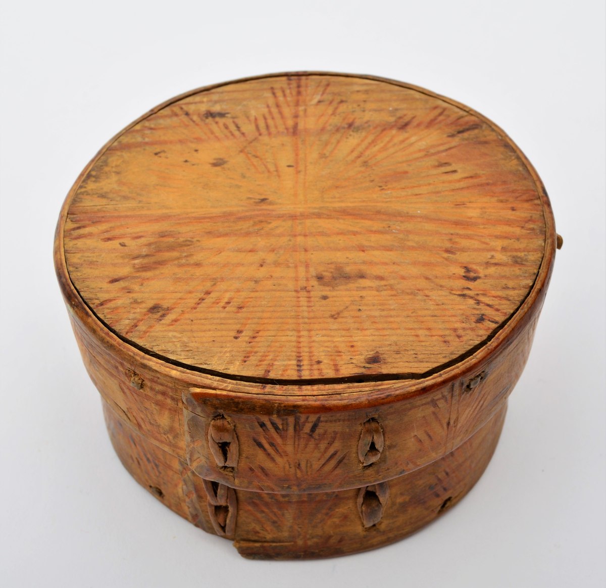 Del A og Del B, frå Martin Sælid sin handskrivne katalog:
"Bøigd [sveipa] treeske, til og ha småting, som knappar, nåler, ringar og liknande i. Den er bøygd med svidde ornament. Kveilen er sauma saman med tåg [tæger]. Den er 4,5 cm høg utan låk, er 8,5 cm utvendig mål over opningen. Låket er 2,4 høgt og 9,3 cm tversover. Den er truleg laga av Ole Gulbrandsen Haugen (Øsjemakar'n) Eg har den etter min far Per J. Sælid"

Del C, Frå Martin Sælid sin handskrivne katalog:
"Lommeur (Lommeklokke), sylinder med 10 steinar. Den er fraa ca 1890-åra og eg fek den av min far i 1913, då var den gamal og velbrukt. Det er nøkkeltrekk med sølvkasse"

Del D, Frå Martin Sælid sin handskrivne katalog:
"Lommeur (lommeklokke), spindelur (engelsk arbeid) med sølvkasse og vara kasse i sylv. Talskiva har romertal, har visarar av stål, utan sekundvisar. Like ved haspen har den gangjern [hengsle] so heile innretningaen kan slåast upp. Det er ein liten sølvtapp på venstre sida for opning av vara kassa."

I tillegg ligg det to metallkjeder i boksen. Den eine er sund og i tre deler.