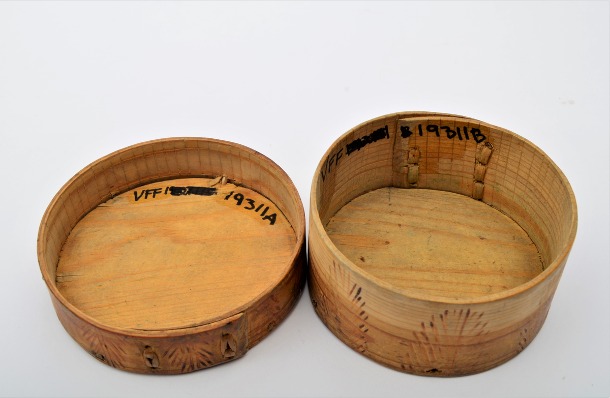 Del A og Del B, frå Martin Sælid sin handskrivne katalog:
"Bøigd [sveipa] treeske, til og ha småting, som knappar, nåler, ringar og liknande i. Den er bøygd med svidde ornament. Kveilen er sauma saman med tåg [tæger]. Den er 4,5 cm høg utan låk, er 8,5 cm utvendig mål over opningen. Låket er 2,4 høgt og 9,3 cm tversover. Den er truleg laga av Ole Gulbrandsen Haugen (Øsjemakar'n) Eg har den etter min far Per J. Sælid"

Del C, Frå Martin Sælid sin handskrivne katalog:
"Lommeur (Lommeklokke), sylinder med 10 steinar. Den er fraa ca 1890-åra og eg fek den av min far i 1913, då var den gamal og velbrukt. Det er nøkkeltrekk med sølvkasse"

Del D, Frå Martin Sælid sin handskrivne katalog:
"Lommeur (lommeklokke), spindelur (engelsk arbeid) med sølvkasse og vara kasse i sylv. Talskiva har romertal, har visarar av stål, utan sekundvisar. Like ved haspen har den gangjern [hengsle] so heile innretningaen kan slåast upp. Det er ein liten sølvtapp på venstre sida for opning av vara kassa."

I tillegg ligg det to metallkjeder i boksen. Den eine er sund og i tre deler.