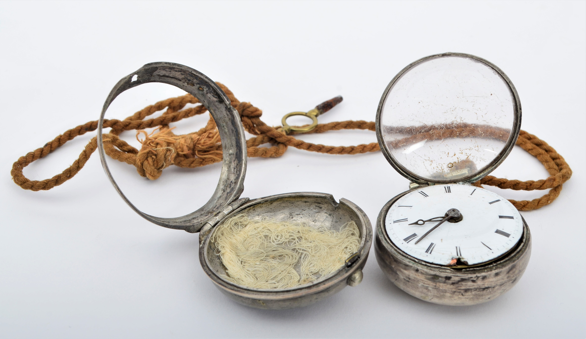 Del A og Del B, frå Martin Sælid sin handskrivne katalog:
"Bøigd [sveipa] treeske, til og ha småting, som knappar, nåler, ringar og liknande i. Den er bøygd med svidde ornament. Kveilen er sauma saman med tåg [tæger]. Den er 4,5 cm høg utan låk, er 8,5 cm utvendig mål over opningen. Låket er 2,4 høgt og 9,3 cm tversover. Den er truleg laga av Ole Gulbrandsen Haugen (Øsjemakar'n) Eg har den etter min far Per J. Sælid"

Del C, Frå Martin Sælid sin handskrivne katalog:
"Lommeur (Lommeklokke), sylinder med 10 steinar. Den er fraa ca 1890-åra og eg fek den av min far i 1913, då var den gamal og velbrukt. Det er nøkkeltrekk med sølvkasse"

Del D, Frå Martin Sælid sin handskrivne katalog:
"Lommeur (lommeklokke), spindelur (engelsk arbeid) med sølvkasse og vara kasse i sylv. Talskiva har romertal, har visarar av stål, utan sekundvisar. Like ved haspen har den gangjern [hengsle] so heile innretningaen kan slåast upp. Det er ein liten sølvtapp på venstre sida for opning av vara kassa."

I tillegg ligg det to metallkjeder i boksen. Den eine er sund og i tre deler.