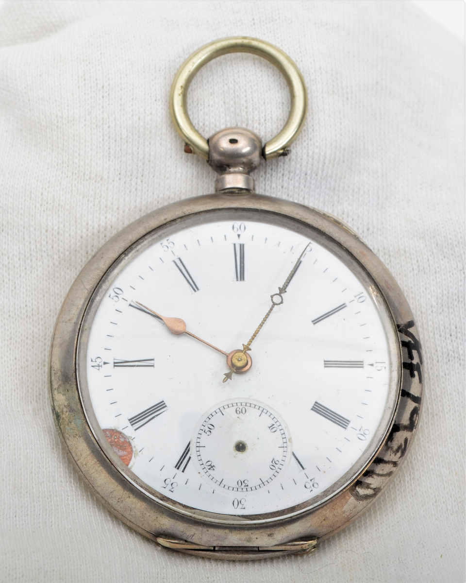 Del A og Del B, frå Martin Sælid sin handskrivne katalog:
"Bøigd [sveipa] treeske, til og ha småting, som knappar, nåler, ringar og liknande i. Den er bøygd med svidde ornament. Kveilen er sauma saman med tåg [tæger]. Den er 4,5 cm høg utan låk, er 8,5 cm utvendig mål over opningen. Låket er 2,4 høgt og 9,3 cm tversover. Den er truleg laga av Ole Gulbrandsen Haugen (Øsjemakar'n) Eg har den etter min far Per J. Sælid"

Del C, Frå Martin Sælid sin handskrivne katalog:
"Lommeur (Lommeklokke), sylinder med 10 steinar. Den er fraa ca 1890-åra og eg fek den av min far i 1913, då var den gamal og velbrukt. Det er nøkkeltrekk med sølvkasse"

Del D, Frå Martin Sælid sin handskrivne katalog:
"Lommeur (lommeklokke), spindelur (engelsk arbeid) med sølvkasse og vara kasse i sylv. Talskiva har romertal, har visarar av stål, utan sekundvisar. Like ved haspen har den gangjern [hengsle] so heile innretningaen kan slåast upp. Det er ein liten sølvtapp på venstre sida for opning av vara kassa."

I tillegg ligg det to metallkjeder i boksen. Den eine er sund og i tre deler.