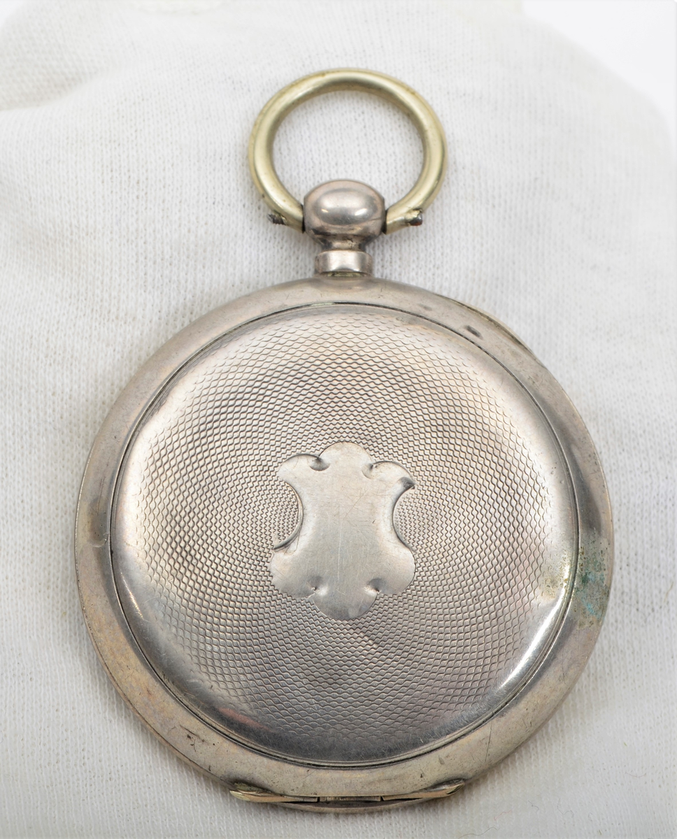 Del A og Del B, frå Martin Sælid sin handskrivne katalog:
"Bøigd [sveipa] treeske, til og ha småting, som knappar, nåler, ringar og liknande i. Den er bøygd med svidde ornament. Kveilen er sauma saman med tåg [tæger]. Den er 4,5 cm høg utan låk, er 8,5 cm utvendig mål over opningen. Låket er 2,4 høgt og 9,3 cm tversover. Den er truleg laga av Ole Gulbrandsen Haugen (Øsjemakar'n) Eg har den etter min far Per J. Sælid"

Del C, Frå Martin Sælid sin handskrivne katalog:
"Lommeur (Lommeklokke), sylinder med 10 steinar. Den er fraa ca 1890-åra og eg fek den av min far i 1913, då var den gamal og velbrukt. Det er nøkkeltrekk med sølvkasse"

Del D, Frå Martin Sælid sin handskrivne katalog:
"Lommeur (lommeklokke), spindelur (engelsk arbeid) med sølvkasse og vara kasse i sylv. Talskiva har romertal, har visarar av stål, utan sekundvisar. Like ved haspen har den gangjern [hengsle] so heile innretningaen kan slåast upp. Det er ein liten sølvtapp på venstre sida for opning av vara kassa."

I tillegg ligg det to metallkjeder i boksen. Den eine er sund og i tre deler.