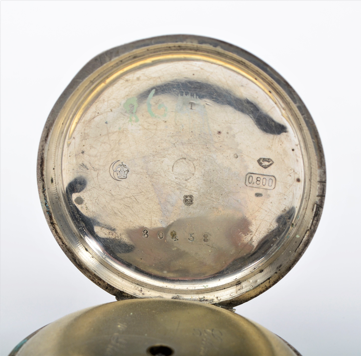 Del A og Del B, frå Martin Sælid sin handskrivne katalog:
"Bøigd [sveipa] treeske, til og ha småting, som knappar, nåler, ringar og liknande i. Den er bøygd med svidde ornament. Kveilen er sauma saman med tåg [tæger]. Den er 4,5 cm høg utan låk, er 8,5 cm utvendig mål over opningen. Låket er 2,4 høgt og 9,3 cm tversover. Den er truleg laga av Ole Gulbrandsen Haugen (Øsjemakar'n) Eg har den etter min far Per J. Sælid"

Del C, Frå Martin Sælid sin handskrivne katalog:
"Lommeur (Lommeklokke), sylinder med 10 steinar. Den er fraa ca 1890-åra og eg fek den av min far i 1913, då var den gamal og velbrukt. Det er nøkkeltrekk med sølvkasse"

Del D, Frå Martin Sælid sin handskrivne katalog:
"Lommeur (lommeklokke), spindelur (engelsk arbeid) med sølvkasse og vara kasse i sylv. Talskiva har romertal, har visarar av stål, utan sekundvisar. Like ved haspen har den gangjern [hengsle] so heile innretningaen kan slåast upp. Det er ein liten sølvtapp på venstre sida for opning av vara kassa."

I tillegg ligg det to metallkjeder i boksen. Den eine er sund og i tre deler.