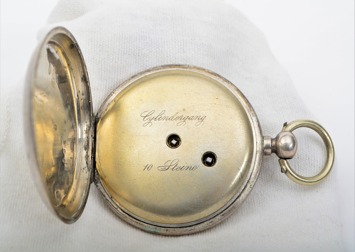 Del A og Del B, frå Martin Sælid sin handskrivne katalog:
"Bøigd [sveipa] treeske, til og ha småting, som knappar, nåler, ringar og liknande i. Den er bøygd med svidde ornament. Kveilen er sauma saman med tåg [tæger]. Den er 4,5 cm høg utan låk, er 8,5 cm utvendig mål over opningen. Låket er 2,4 høgt og 9,3 cm tversover. Den er truleg laga av Ole Gulbrandsen Haugen (Øsjemakar'n) Eg har den etter min far Per J. Sælid"

Del C, Frå Martin Sælid sin handskrivne katalog:
"Lommeur (Lommeklokke), sylinder med 10 steinar. Den er fraa ca 1890-åra og eg fek den av min far i 1913, då var den gamal og velbrukt. Det er nøkkeltrekk med sølvkasse"

Del D, Frå Martin Sælid sin handskrivne katalog:
"Lommeur (lommeklokke), spindelur (engelsk arbeid) med sølvkasse og vara kasse i sylv. Talskiva har romertal, har visarar av stål, utan sekundvisar. Like ved haspen har den gangjern [hengsle] so heile innretningaen kan slåast upp. Det er ein liten sølvtapp på venstre sida for opning av vara kassa."

I tillegg ligg det to metallkjeder i boksen. Den eine er sund og i tre deler.