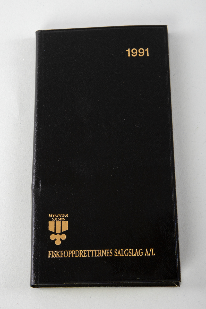 Kalende og dagbøker, reklameeffekter fra Norske Fiskeoppretteres Forening (NFF)
Ulik størrelsen, alle innbundet i lær