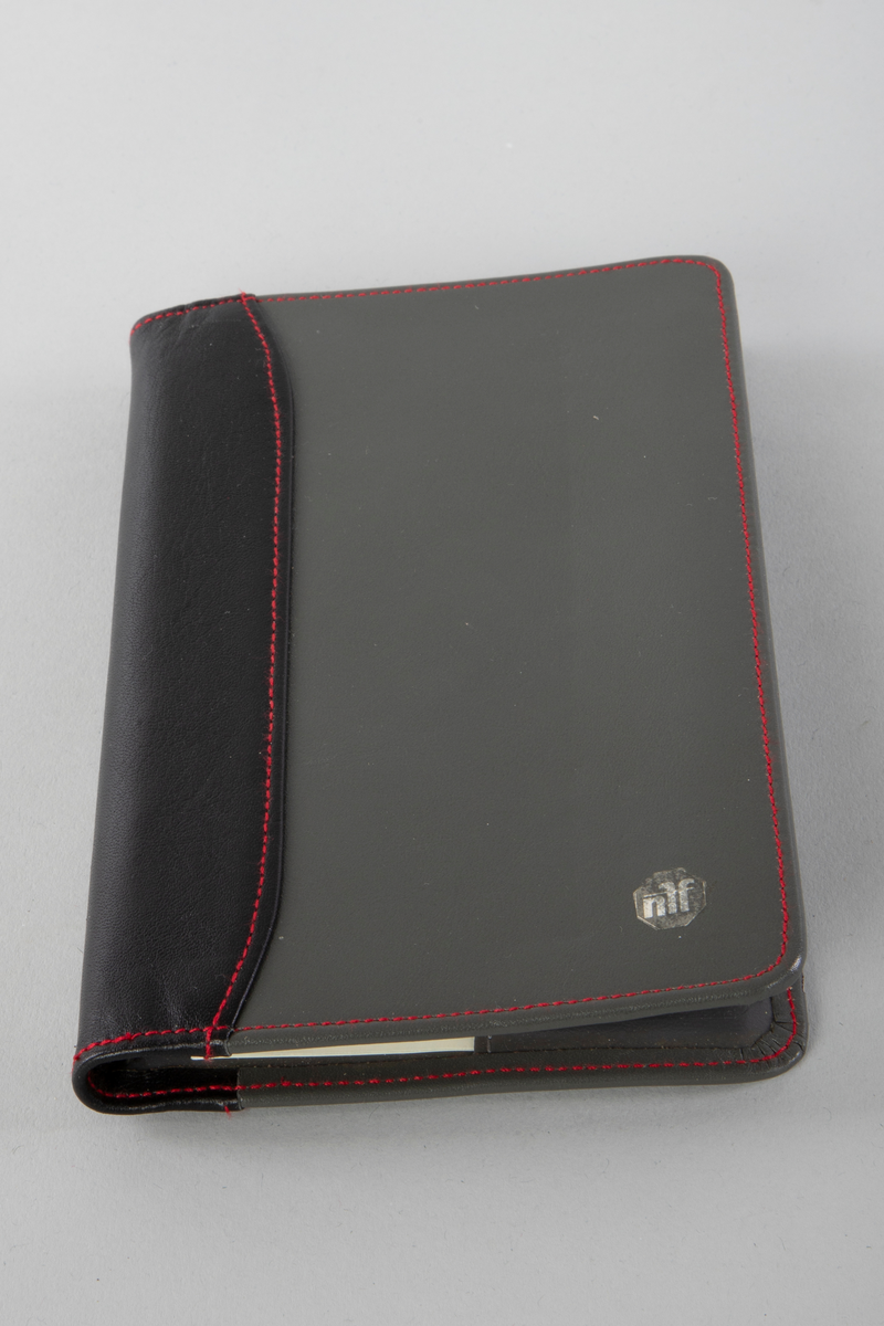 Kalende og dagbøker, reklameeffekter fra Norske Fiskeoppretteres Forening (NFF)
Ulik størrelsen, alle innbundet i lær