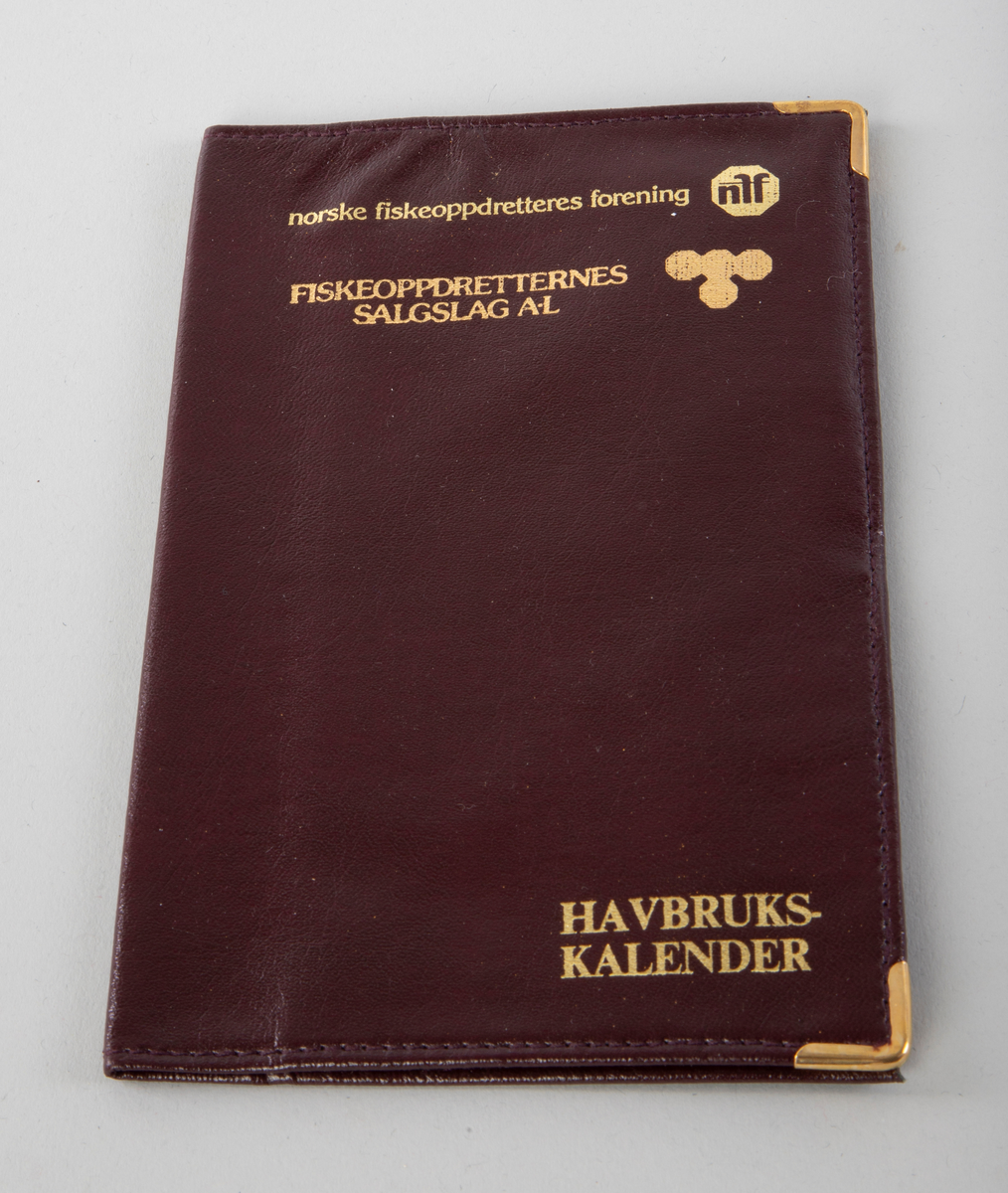 Kalende og dagbøker, reklameeffekter fra Norske Fiskeoppretteres Forening (NFF)
Ulik størrelsen, alle innbundet i lær