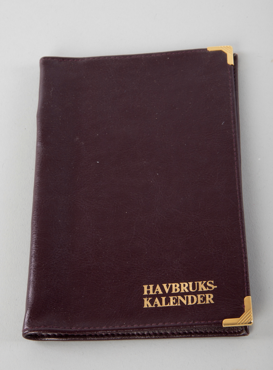 Kalende og dagbøker, reklameeffekter fra Norske Fiskeoppretteres Forening (NFF)
Ulik størrelsen, alle innbundet i lær