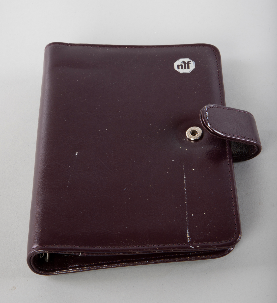 Kalende og dagbøker, reklameeffekter fra Norske Fiskeoppretteres Forening (NFF)
Ulik størrelsen, alle innbundet i lær