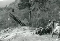 Tømmertransport med løypestreng.  I bratt terreng hadde skog