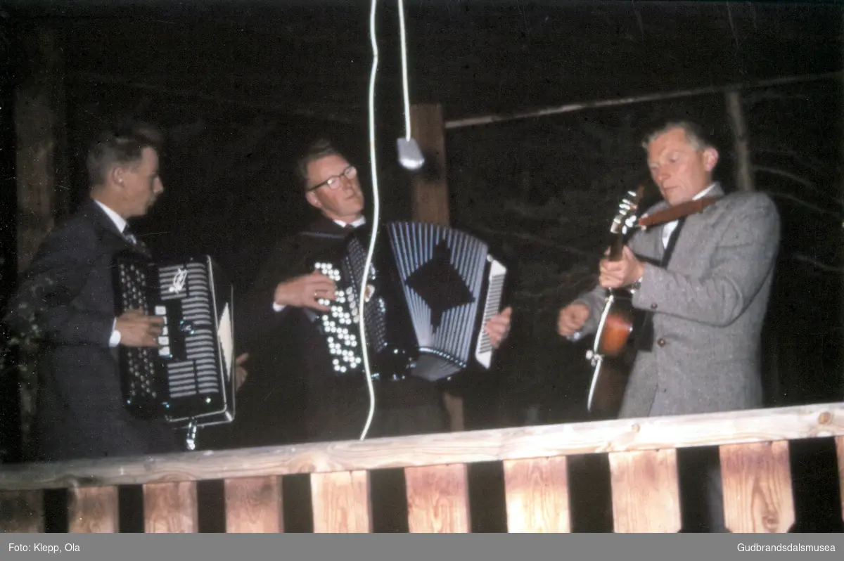 Spelemenn i Aualehaugen 17. mai 1961.  
F.v.: Kjell Plassen (f. 1940), Anton Jøingsli (f. 1926) og Bjarne Klepp (f. 1929)