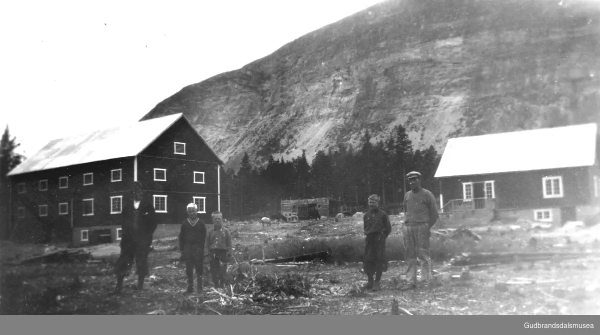 Sørheim.  
F.v.: 2 ukjende personar, Lars Brennhaug (f. 1922), Ola Brennhaug (f. 1920) og Jon Brennhaug (f. 1886)
