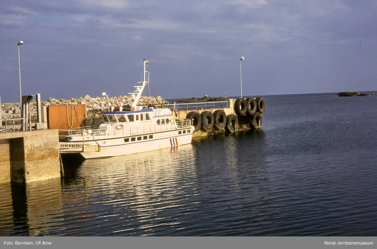 M/S Gullving ved bryggen på Værøy