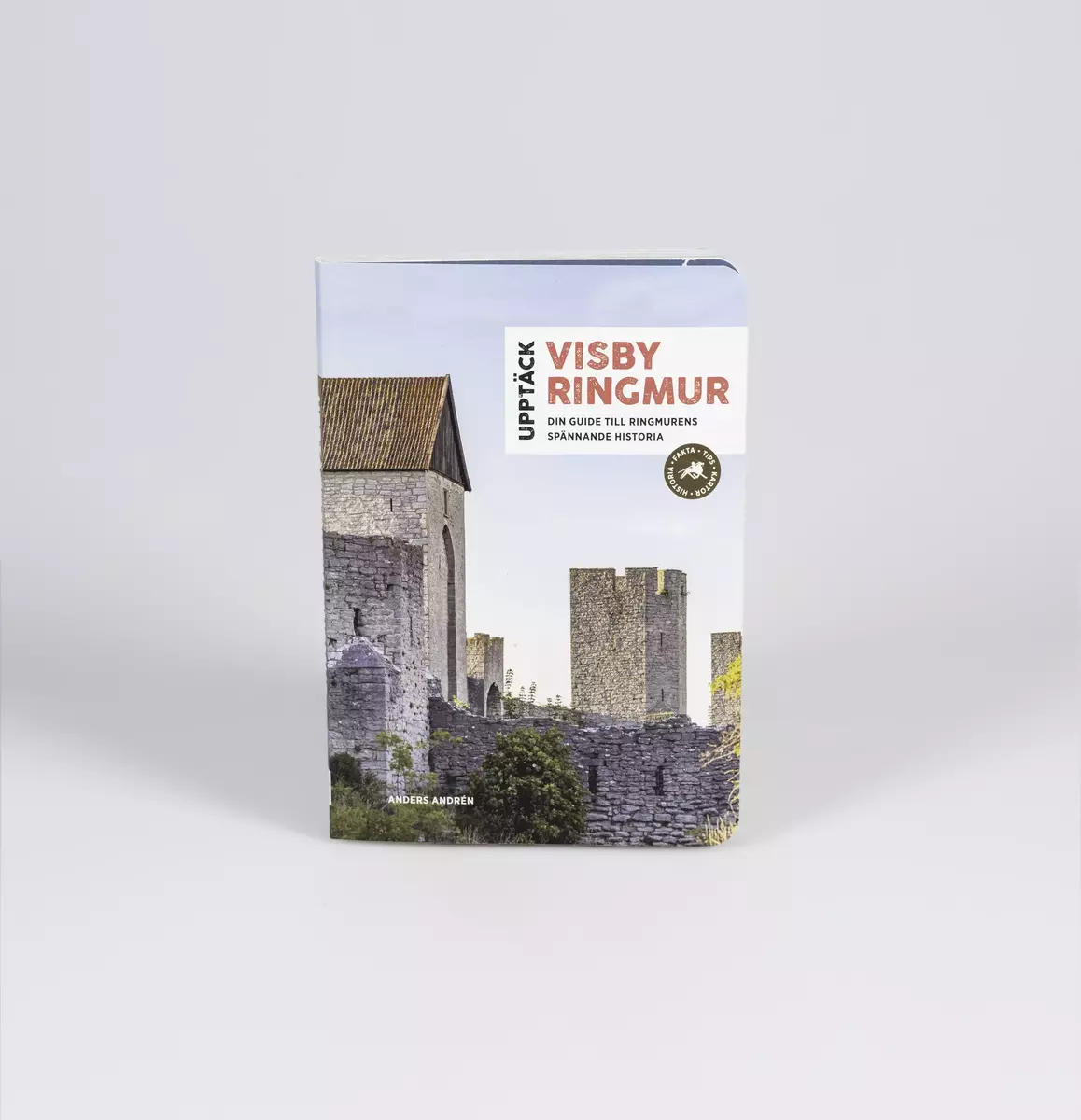 Bok: "Upptäck Visby ringmur: Din guide till ringmurens spännande historia" av Anders Andrén. Boken ratades den 14 juni 2023 av Kung Carl XVI Gustaf under hans besök på Gotlands Museum.

Under 2023 firades H.M. Konungen 50 år på tronen över hela landet. I samband med detta jubileum så besökte kung Carl XVI Gustaf och drottning Silvia Gotlands Museum för att, tillsammans med landshövdingeparet Anders och Åsa Flanking, titta på ett par av utställningarna på Fornsalen. Visningen gjordes av museichef Jenny Westfält och arkeolog Per Widerström.

Per Widerström berättar:
"Efter att vi visat runt kungen och drottningen i museet, först genom utställningen om slaget 1361, så vidare till Skattkammaren och sedan avslutade vi visningen i Bildstenshallen. Där pratade vi lite om bildstensprojektet och fortsatte samtalet om vikingatidens myntström till Gotland från olika håll, inte minst från öst. I Bildstenshallen fick kungen också prova på att slå mynt, alltså att kallprägla ett mynt på gammaldags vis med en stamp, en slägga och en plants (ett myntämne som ännu inte präglats till ett mynt).

När visningen avrundades så ville drottningen och hennes följe se vad museibutiken hade att erbjuda. Då föll det sig så att jag, landshövdingen och kung Carl XVI Gustaf stod och småpratade. Då tog kungen upp en bok som han bläddrade i. Boken var 'Upptäck Visby ringmur: Din guide till ringmurens spännande historia' av Anders Andrén. Landshövdingen berömde boken och berättade att han själv läst den med stor behållning. Jag själv tog mig friheten att erbjuda kungen ett exemplar - gratis, såklart. Kungen såg tveksam ut, bläddrade lite till och kastade sedan ifrån sig boken på en stapel av böcker, och med en skeptisk min sa han bara: 'Nä!'.

Så var det med det, och det är den boken som kungen ratade som nu tas in i Gotlands Museums samlingar."
