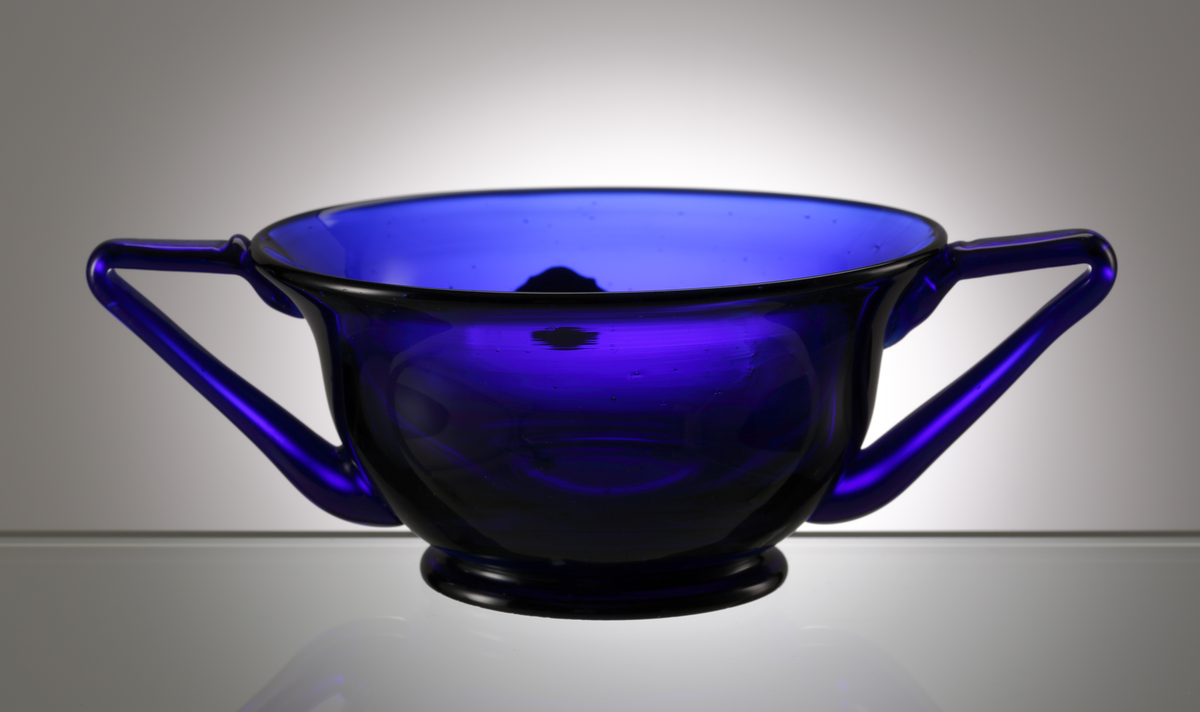 Koboltblå sockerskål på klack, och med två grepar. Etikett: KALMAR GLASBRUK SWEDEN.