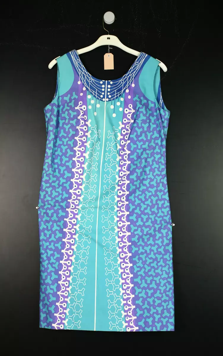 Tre klänningar med samma modell/mönster men olika färgställningar. Gul/orange,  blå/lila samt grå/svart